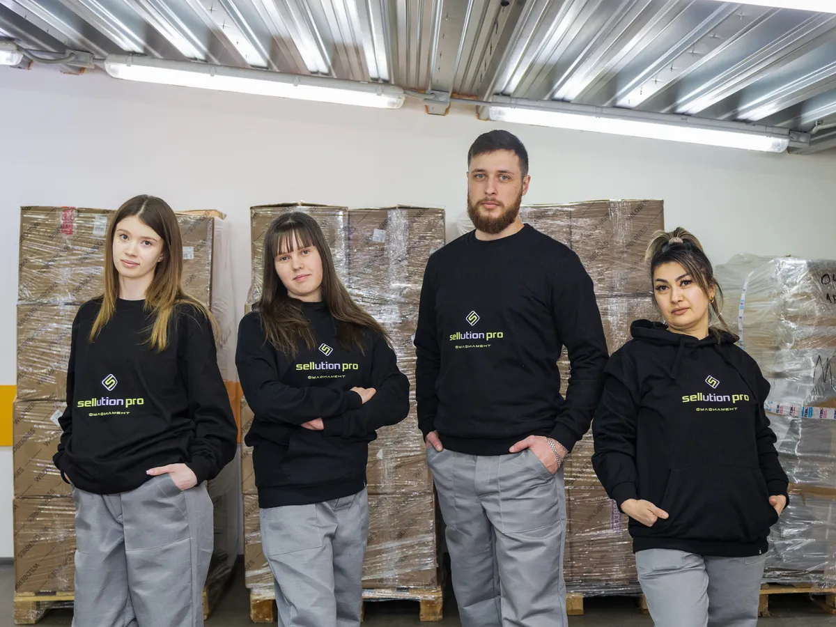 Команда Sellution Pro в зоне хранения склада